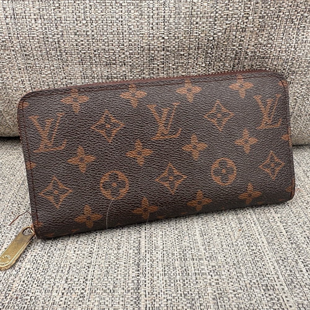 Source Unknown Brown Monogram Zip Wallet with Gold-Tone Zipper